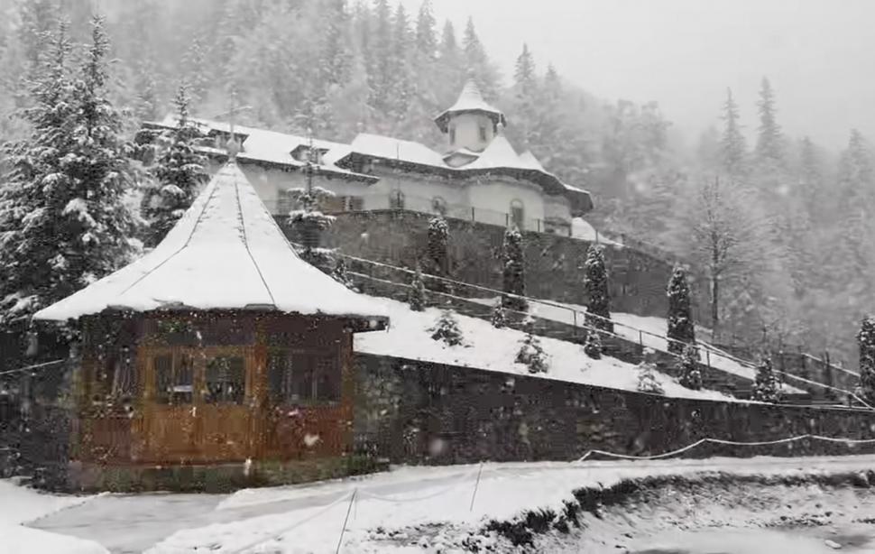 Ninge puternic în mai multe județe din țară! Imagini de poveste cu zăpezile din luna mai 832781