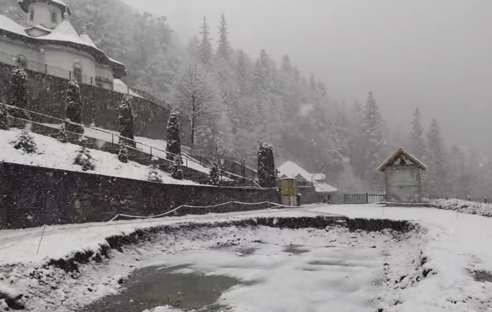 Ninge puternic în mai multe județe din țară! Imagini de poveste cu zăpezile din luna mai 832782