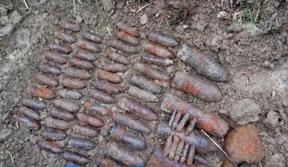 Sute de proiectile din Al Doilea Război Mondial, găsite în Vrancea, în zona autostrăzii A7 832776
