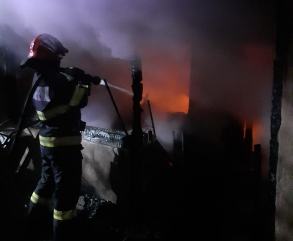 Singurătatea și o lumânare nesupravegheată au dus la o tragedie în tăcere pentru o persoană din localitatea Durnești 832618