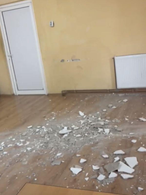 Pericol pentru elevii unui liceu din Sighetu Marmației. Au fost la un pas de a fi loviți în cap de o bucată din tavan 832717