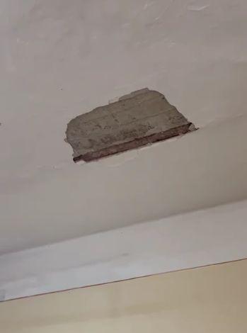 Pericol pentru elevii unui liceu din Sighetu Marmației. Au fost la un pas de a fi loviți în cap de o bucată din tavan 832718