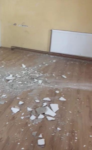 Pericol pentru elevii unui liceu din Sighetu Marmației. Au fost la un pas de a fi loviți în cap de o bucată din tavan 832719