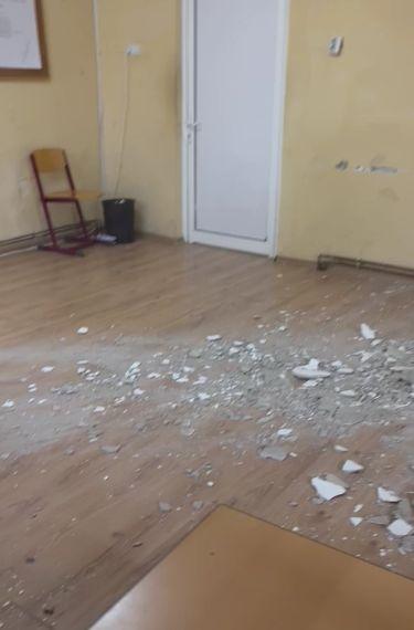 Pericol pentru elevii unui liceu din Sighetu Marmației. Au fost la un pas de a fi loviți în cap de o bucată din tavan 832720