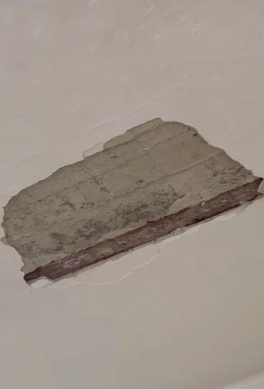 Pericol pentru elevii unui liceu din Sighetu Marmației. Au fost la un pas de a fi loviți în cap de o bucată din tavan 832721