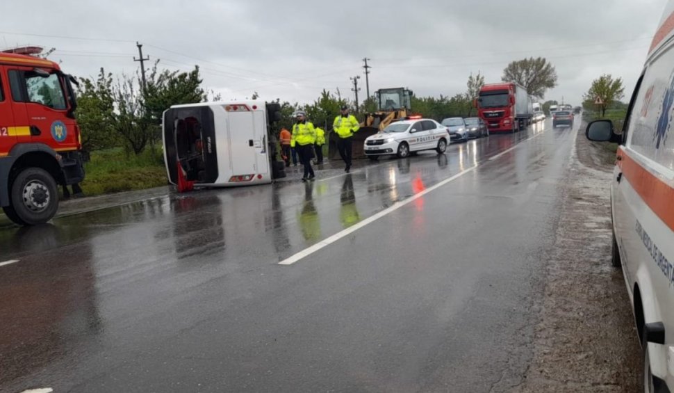 Un autocar cu 32 de persoane la bord s-a răsturnat în Buzău. A fost activat Planul Roşu de Intervenţie