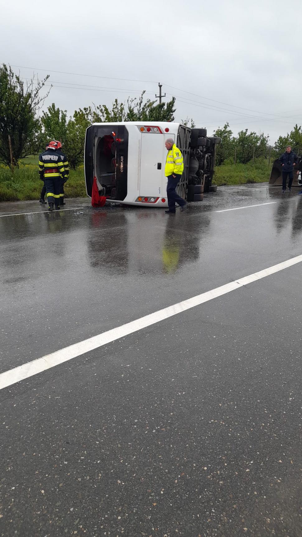 Un autocar cu 32 de persoane la bord s-a răsturnat în Buzău. A fost activat Planul Roşu de Intervenţie 832752