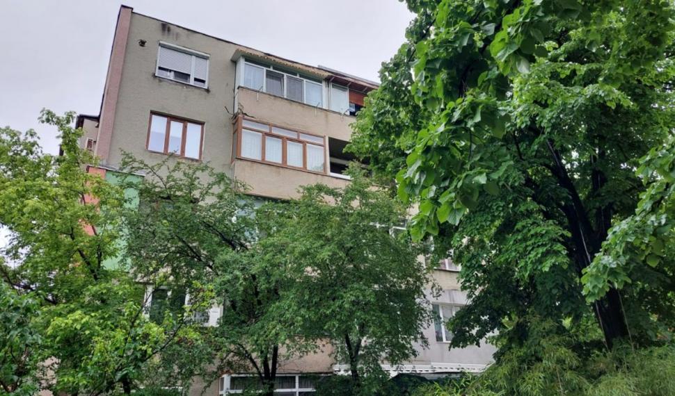 Un profesor de 51 de ani a murit la câteva ore după ce a fost găsit inconştient în faţa blocului, în Drobeta-Turnu Severin 832906