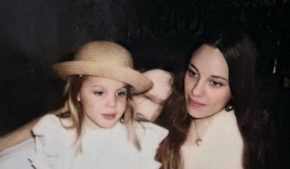 Angelina Jolie, dezvăluiri emoționante la 15 ani de la moartea mamei sale: "Sunt la o lună distanță de vârsta la care mama a fost diagnosticată cu cancer”