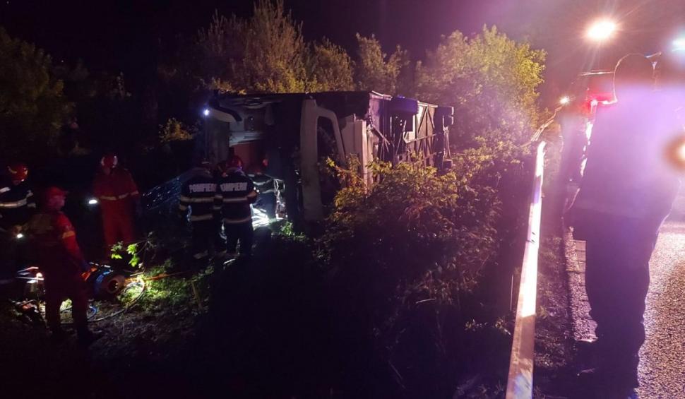 Autocar răsturnat pe DN1, în comuna Cornu, Prahova. Şoferul a pierdut controlul volanului 