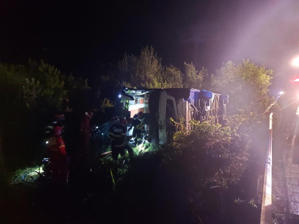 Autocar răsturnat pe DN1, în comuna Cornu, Prahova. Şoferul a pierdut controlul volanului  833051