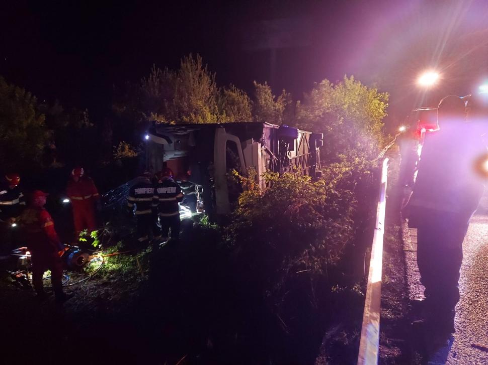 Autocar răsturnat pe DN1, în comuna Cornu, Prahova. Şoferul a pierdut controlul volanului  833052