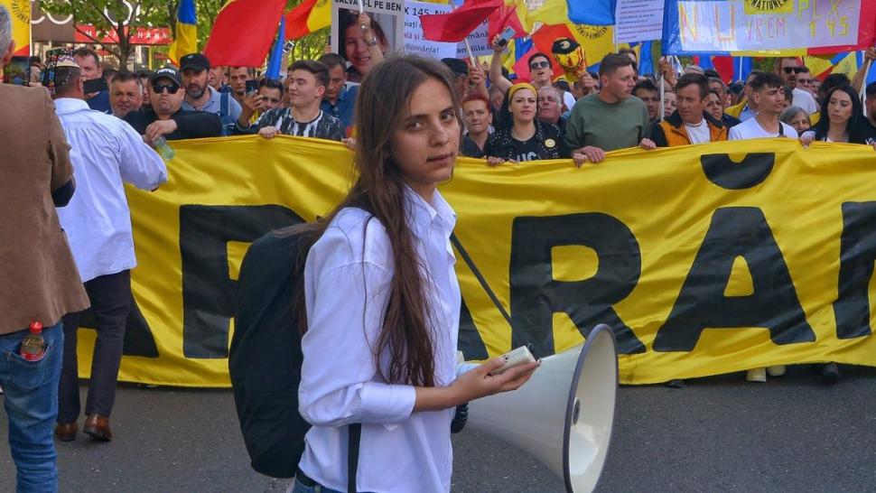 Ea este colaboratoarea AUR care a încercat să intre în Parlament cu patru gloanțe în geantă! Are doar 22 de ani 833037