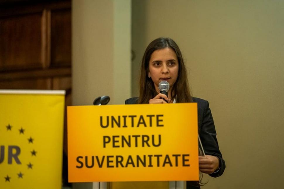 Ea este colaboratoarea AUR care a încercat să intre în Parlament cu patru gloanțe în geantă! Are doar 22 de ani 833041