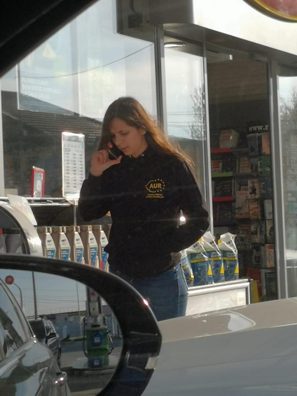 Ea este colaboratoarea AUR care a încercat să intre în Parlament cu patru gloanțe în geantă! Are doar 22 de ani 833044