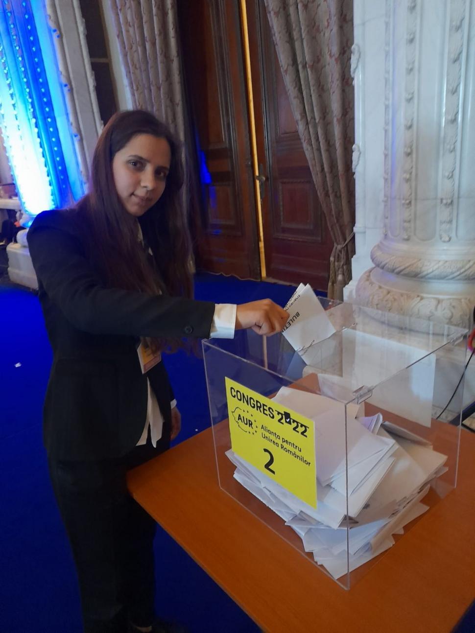 Ea este colaboratoarea AUR care a încercat să intre în Parlament cu patru gloanțe în geantă! Are doar 22 de ani 833047