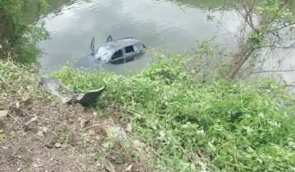 Mașină căzută în lac, în Mehedinți. Doi bărbați au reușit să se salveze în ultimul moment