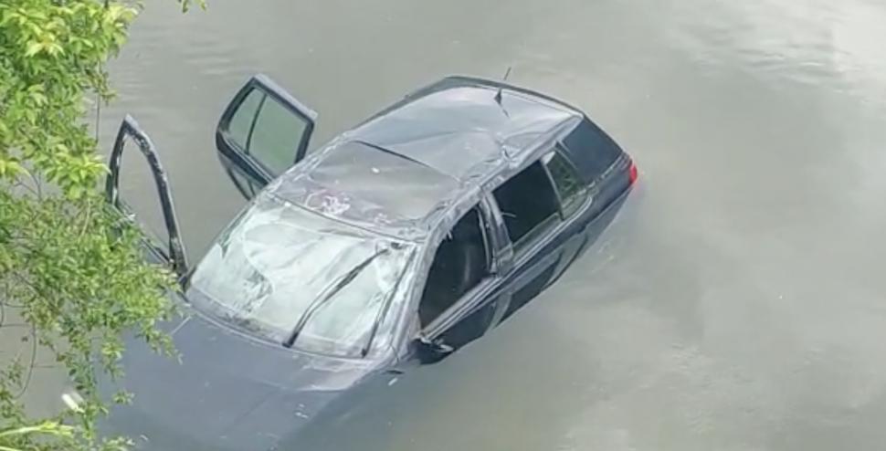 Mașină căzută în lac, în Mehedinți. Doi bărbați au reușit să se salveze în ultimul moment 833178