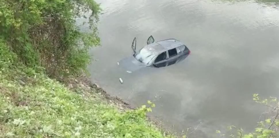Mașină căzută în lac, în Mehedinți. Doi bărbați au reușit să se salveze în ultimul moment 833179