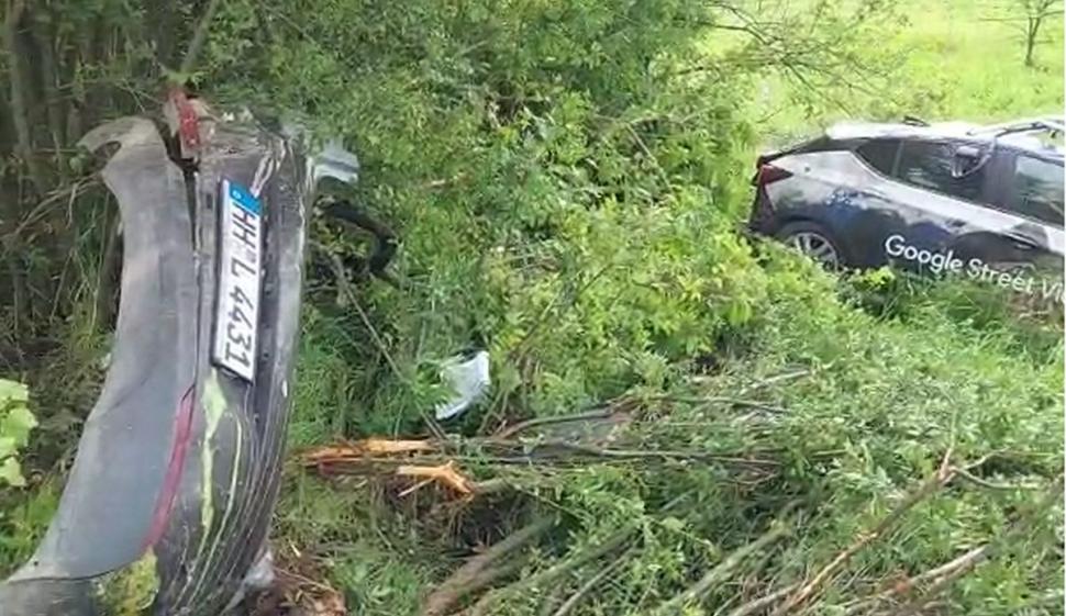 O maşină Google Street View, aruncată de tren la 30 de metri pe câmp, după ce şoferul nu a oprit la trecerea cu calea ferată, în Butoiești 833095