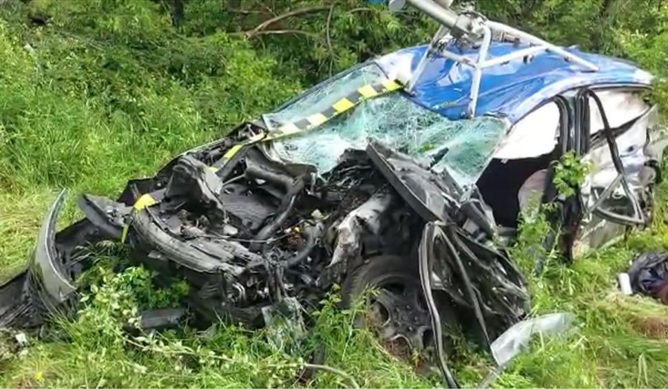 O maşină Google Street View, aruncată de tren la 30 de metri pe câmp, după ce şoferul nu a oprit la trecerea cu calea ferată, în Butoiești 833096