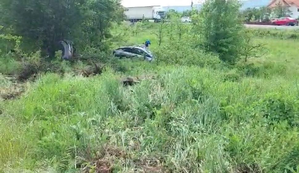 O maşină Google Street View, aruncată de tren la 30 de metri pe câmp, după ce şoferul nu a oprit la trecerea cu calea ferată, în Butoiești 833116