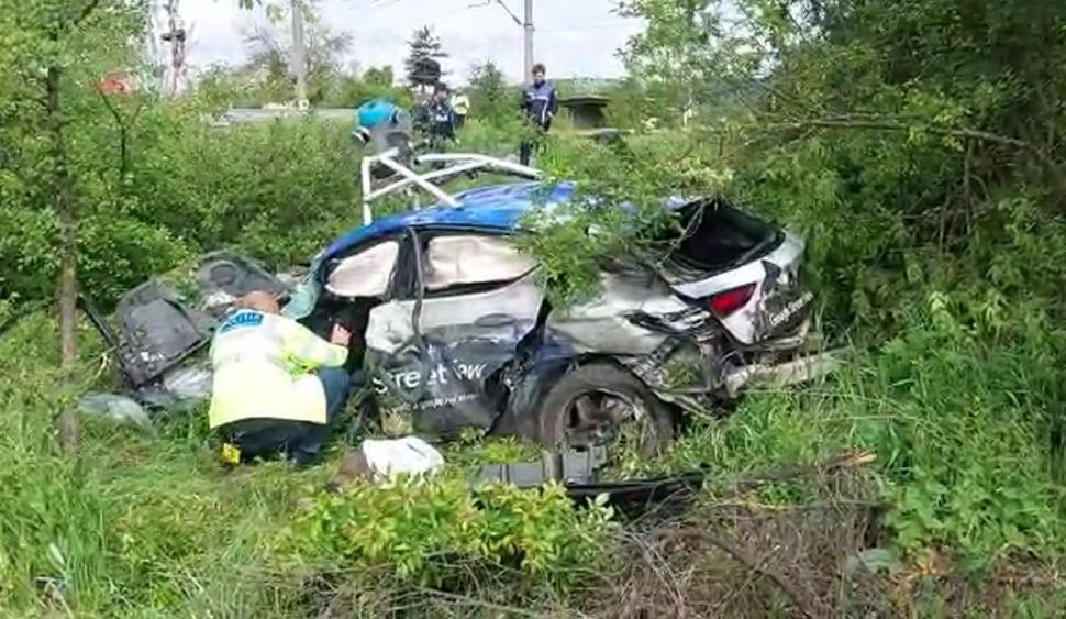 O maşină Google Street View, aruncată de tren la 30 de metri pe câmp, după ce şoferul nu a oprit la trecerea cu calea ferată, în Butoiești 833118