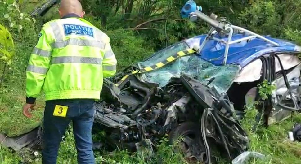 O maşină Google Street View, aruncată de tren la 30 de metri pe câmp, după ce şoferul nu a oprit la trecerea cu calea ferată, în Butoiești 833119