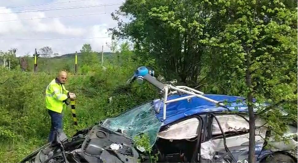 O maşină Google Street View, aruncată de tren la 30 de metri pe câmp, după ce şoferul nu a oprit la trecerea cu calea ferată, în Butoiești 833120