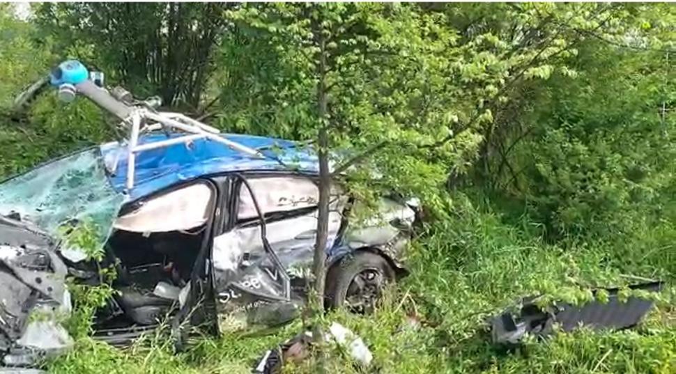 O maşină Google Street View, aruncată de tren la 30 de metri pe câmp, după ce şoferul nu a oprit la trecerea cu calea ferată, în Butoiești 833121