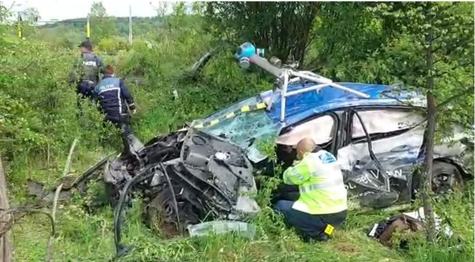 O maşină Google Street View, aruncată de tren la 30 de metri pe câmp, după ce şoferul nu a oprit la trecerea cu calea ferată, în Butoiești 833122