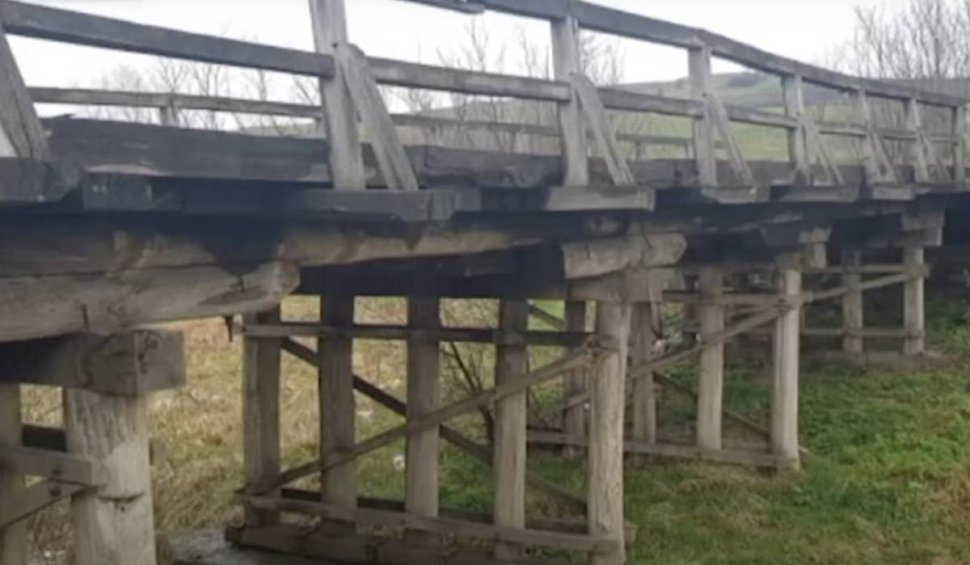 Pericol la Botoșani: Un pod traversat zilnic de două microbuze școlare riscă să se prăbușească