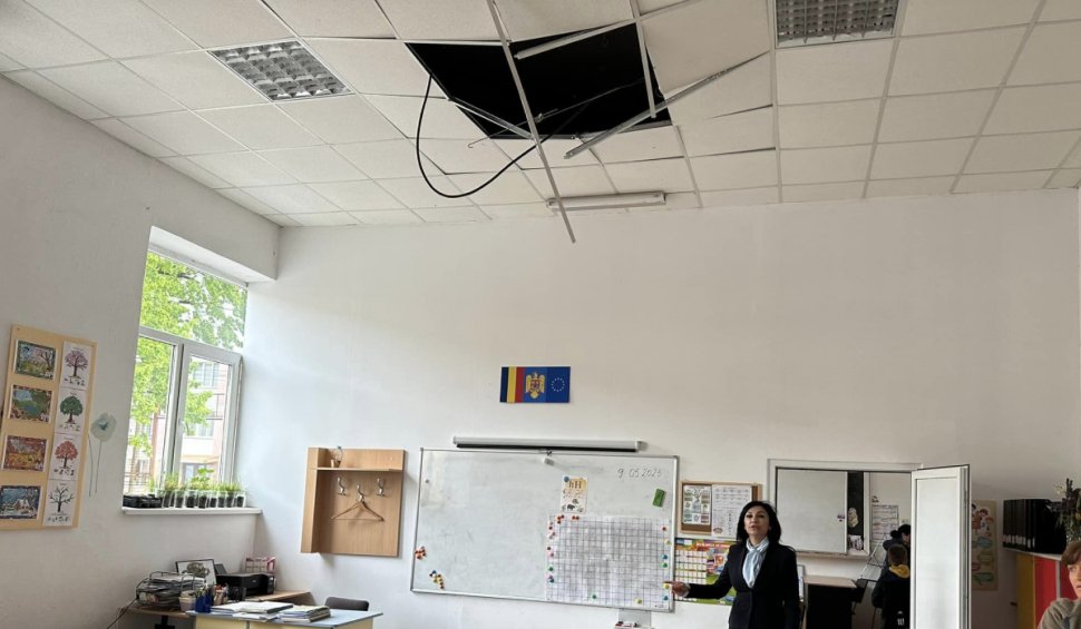 Tavanul unei săli de clasă s-a prăbușit, într-o școală din Piatra-Neamț: ”Nu ne putem juca în acest fel cu viețile copiilor!”