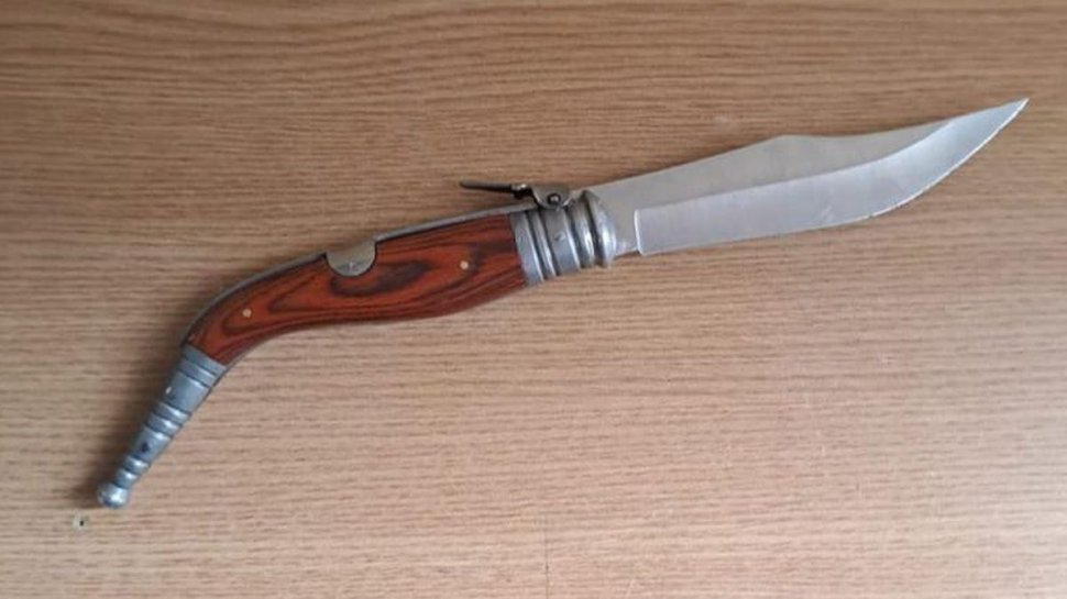 Un băiat de 16 ani a pătruns într-un liceu din Craiova cu un cuțit de 28 cm! Tânărul nu era elev al instituției