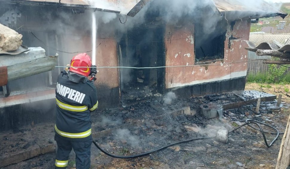 Incendiu puternic într-o comună din Vaslui: Un bărbat şi-a dat foc la casă, iar apoi a sunat la 112