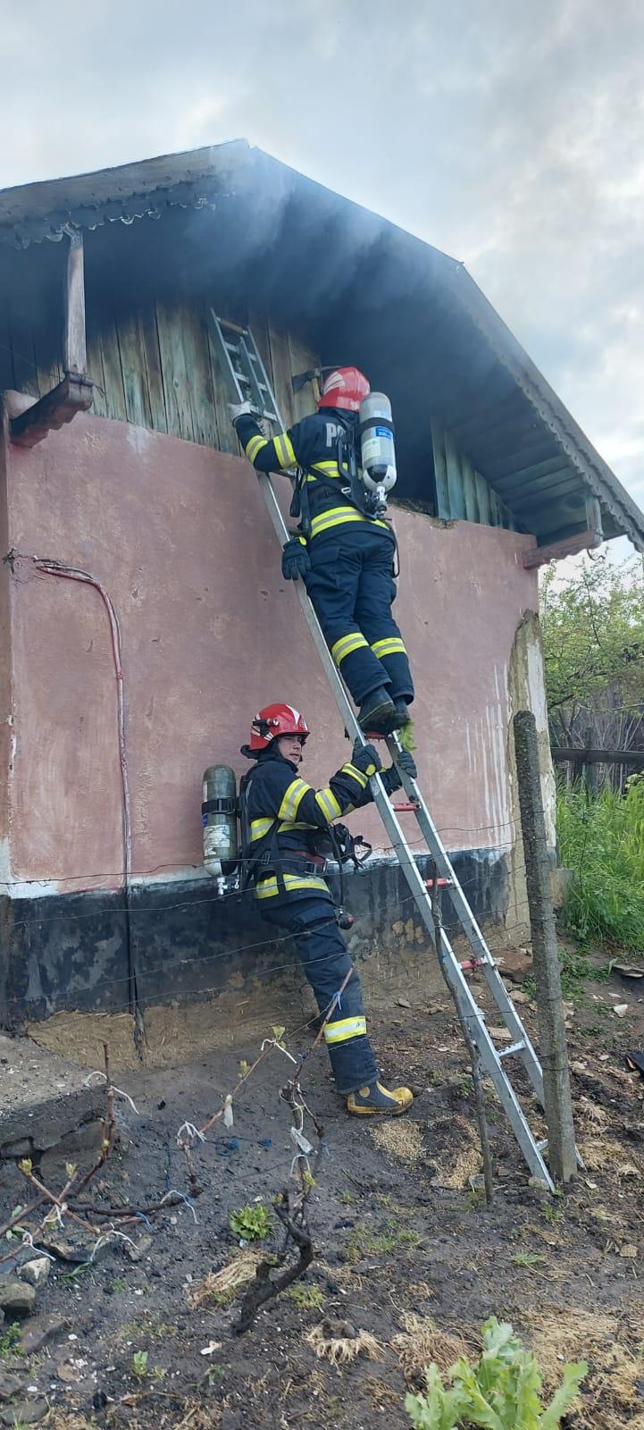 Incendiu puternic într-o comună din Vaslui: Un bărbat şi-a dat foc la casă, iar apoi a sunat la 112 833266