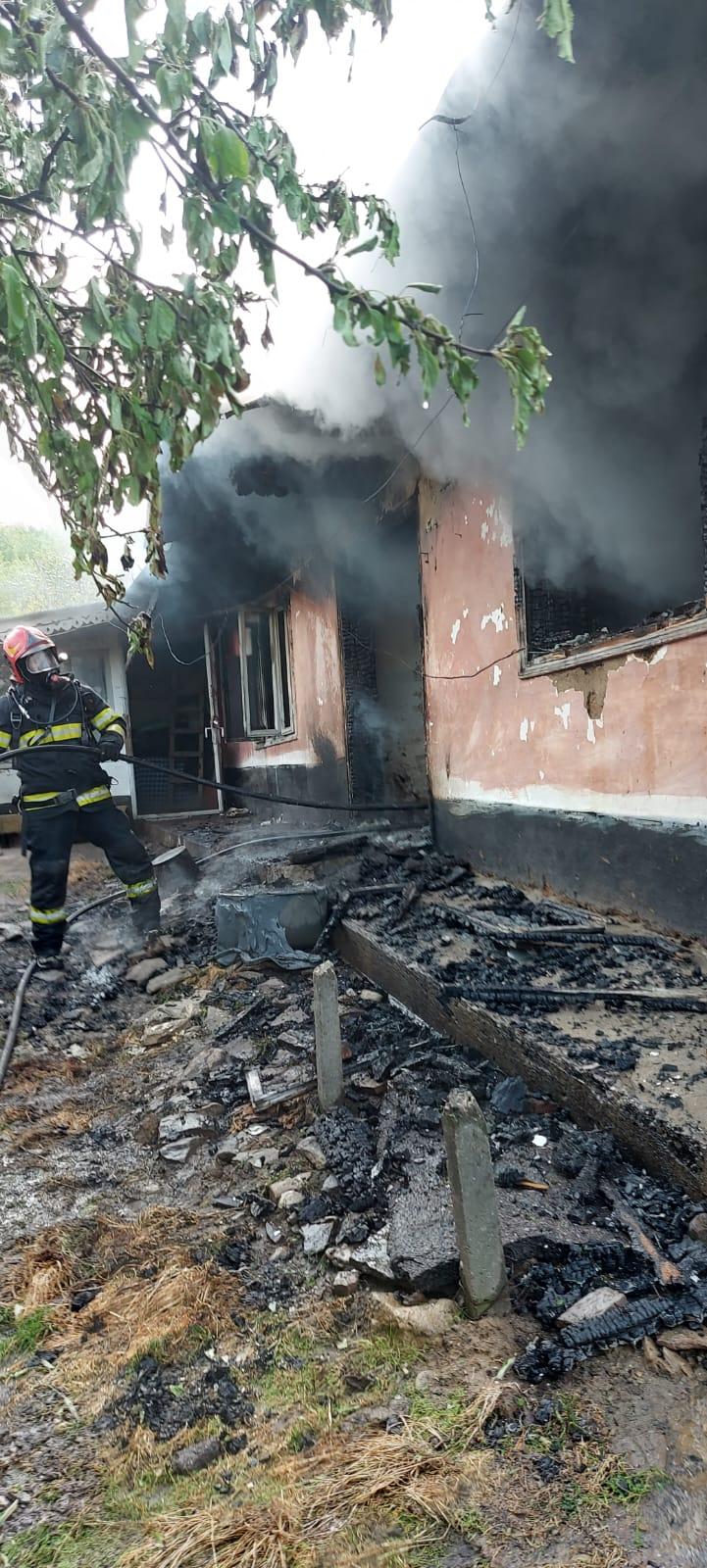 Incendiu puternic într-o comună din Vaslui: Un bărbat şi-a dat foc la casă, iar apoi a sunat la 112 833268