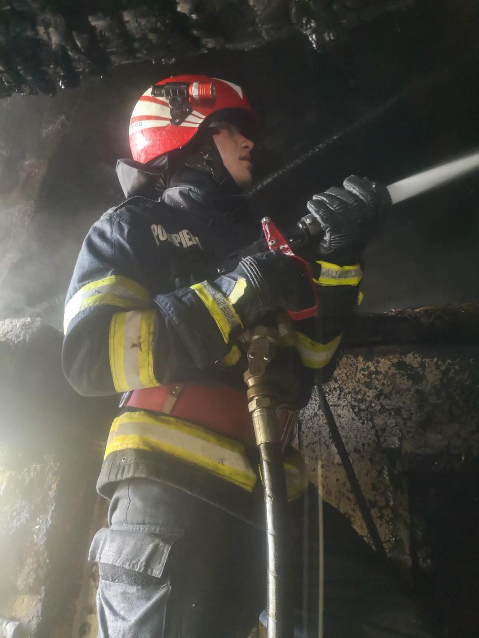 Incendiu puternic într-o comună din Vaslui: Un bărbat şi-a dat foc la casă, iar apoi a sunat la 112 833269