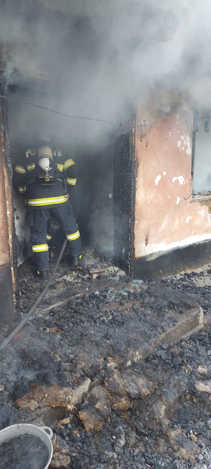 Incendiu puternic într-o comună din Vaslui: Un bărbat şi-a dat foc la casă, iar apoi a sunat la 112 833270