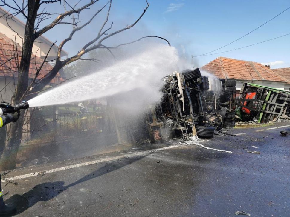 Un TIR încărcat cu mașini s-a răsturnat în Hunedoara. Opt autoturisme noi au fost distruse complet  833411
