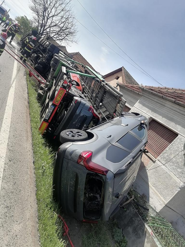 Un TIR încărcat cu mașini s-a răsturnat în Hunedoara. Opt autoturisme noi au fost distruse complet  833413