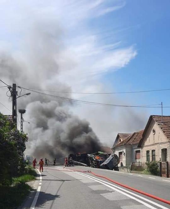 Un TIR încărcat cu mașini s-a răsturnat în Hunedoara. Opt autoturisme noi au fost distruse complet  833414