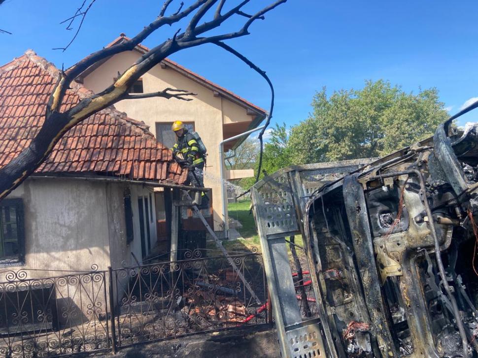 Un TIR încărcat cu mașini s-a răsturnat în Hunedoara. Opt autoturisme noi au fost distruse complet  833417