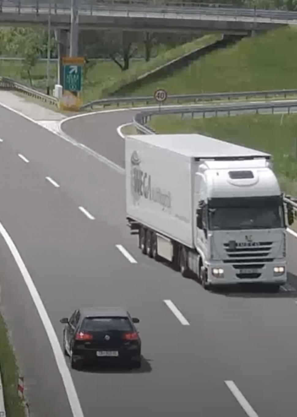 Șofer român de TIR, prins conducând pe contrasens pe o autostradă din Croația. Pedeapsa usturătoare pe care riscă să primească 833378