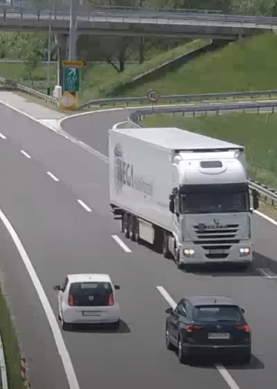 Șofer român de TIR, prins conducând pe contrasens pe o autostradă din Croația. Pedeapsa usturătoare pe care riscă să primească 833379