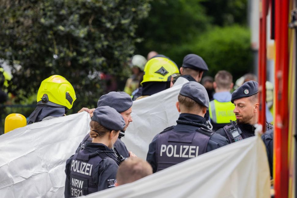 Zece pompieri și doi ofițeri de poliție, răniți în urma unei explozii într-un apartament, în Germania 833405
