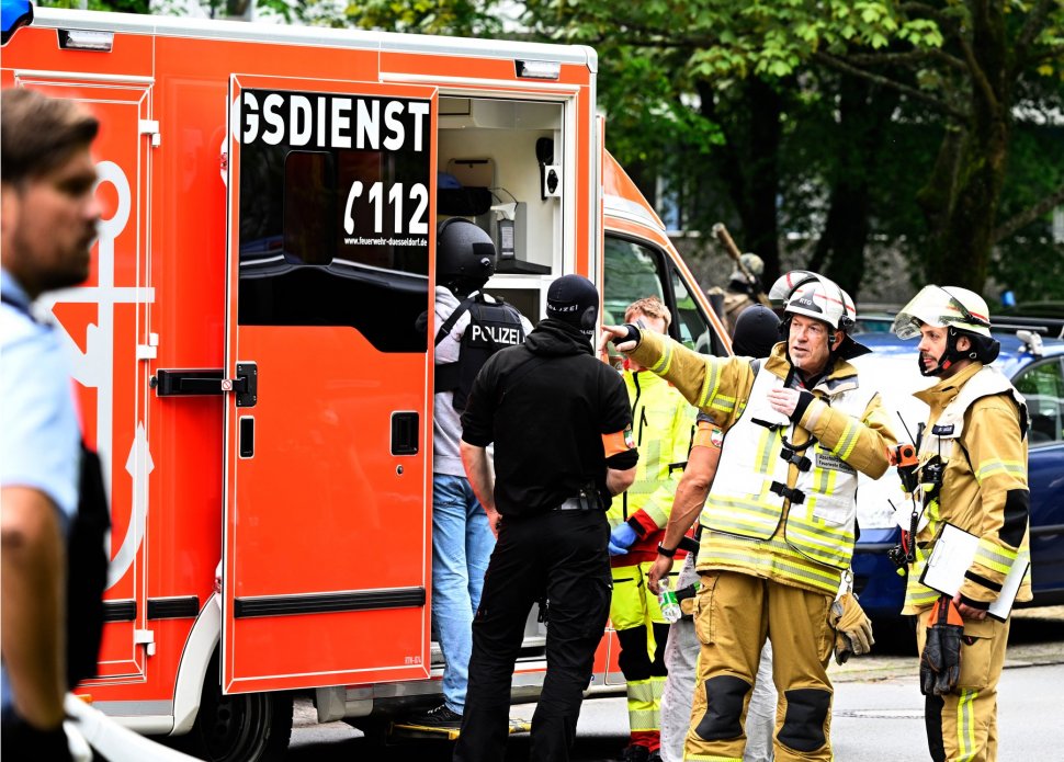 Zece pompieri și doi ofițeri de poliție, răniți în urma unei explozii într-un apartament, în Germania