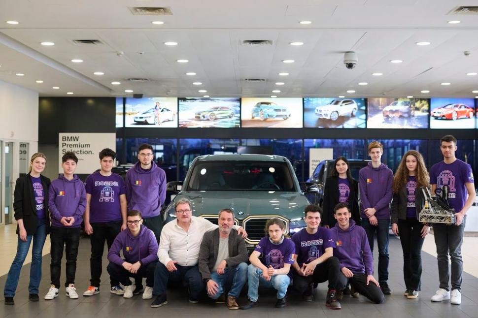 El este robotul Ro2D2 creat de echipa de robotică din Ploieşti şi premiat la campionatul mondial din SUA 833617