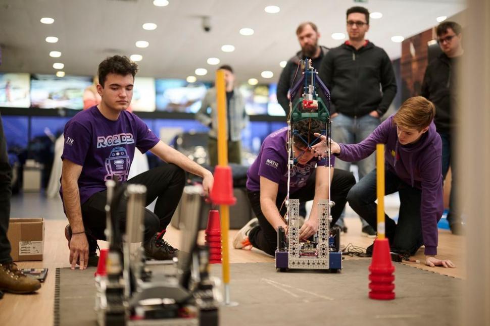 El este robotul Ro2D2 creat de echipa de robotică din Ploieşti şi premiat la campionatul mondial din SUA 833620