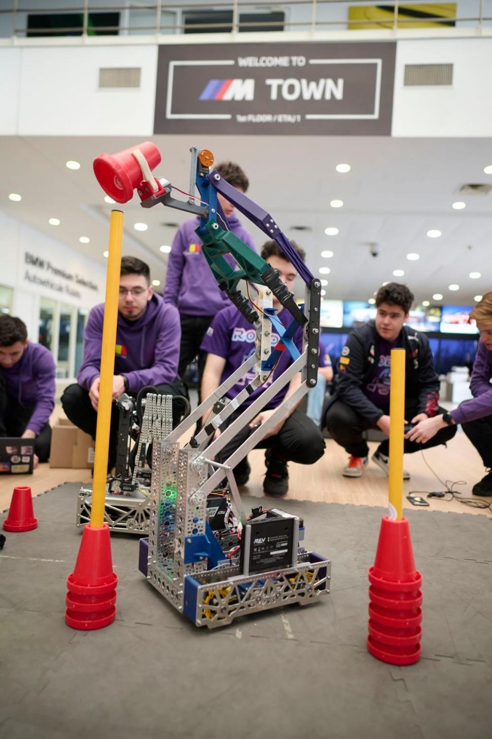 El este robotul Ro2D2 creat de echipa de robotică din Ploieşti şi premiat la campionatul mondial din SUA 833621